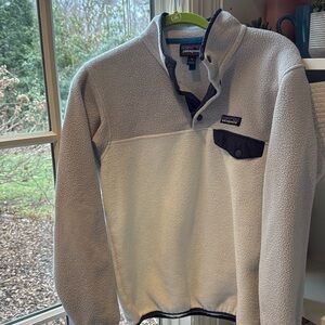 Women’s Patagonia synchilla quarter snap in grey and ivory with contrast trim